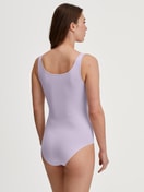 Damen-Model trägt Body ohne Arm aus Baumwolle in Violett, Einfarbig aus Serie Natural Comfort von CALIDA, Rückansicht