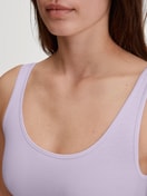 Damen-Model trägt Body ohne Arm aus Baumwolle in Violett, Einfarbig aus Serie Natural Comfort von CALIDA, Detail