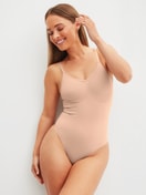 Damen-Model trägt Shaping Body aus Polyamid in Rosa, Einfarbig aus Serie Seamless Shape von CALIDA, Vorderansicht