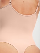 Damen-Model trägt Shaping Body aus Polyamid in Rosa, Einfarbig aus Serie Seamless Shape von CALIDA, Detail