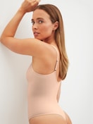 Damen-Model trägt Shaping Body aus Polyamid in Rosa, Einfarbig aus Serie Seamless Shape von CALIDA, Zusatzbild