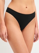 Damen-Model trägt String aus Modal in Schwarz, Einfarbig aus Serie Seamless Natural von CALIDA, Vorderansicht