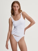 Le mannequin Femme porte le/la Tanga taille basse en Polyamide de couleur Blanc, Unicolore, de la série Sleek Skin de CALIDA, Tenue