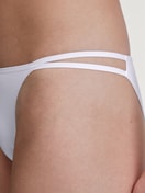 Le mannequin Femme porte le/la Tanga taille basse en Polyamide de couleur Blanc, Unicolore, de la série Sleek Skin de CALIDA, Détail