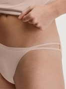 Le mannequin Femme porte le/la Tanga taille basse en Polyamide de couleur Beige, Unicolore, de la série Sleek Skin de CALIDA, Vue de face