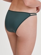 Le mannequin Femme porte le/la Tanga taille basse en Polyamide de couleur Vert, Unicolore, de la série Sleek Skin de CALIDA, Vue arrière