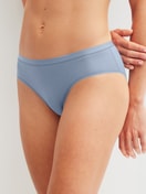Le mannequin Femme porte le/la Culotte en Coton de couleur Bleu, Unicolore, de la série Natural Comfort de CALIDA, Vue de face
