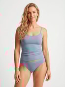 Le mannequin Femme porte le/la Culotte en Coton de couleur Bleu, Unicolore, de la série Natural Comfort de CALIDA, Tenue