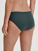 La modella / Il modello Donna indossa Slip in Cotone di colore Verde, Tinta unita, della serie Natural Comfort di CALIDA, Vista posteriore