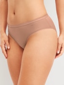 Le mannequin Femme porte le/la Culotte en Coton de couleur Marron, Unicolore, de la série Natural Comfort de CALIDA, Vue de face