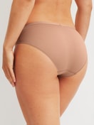 Le mannequin Femme porte le/la Culotte en Coton de couleur Marron, Unicolore, de la série Natural Comfort de CALIDA, Vue arrière