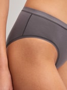Damen-Model trägt Slip, regular cut aus Baumwolle in Braun, Einfarbig aus Serie Natural Comfort von CALIDA, Detail