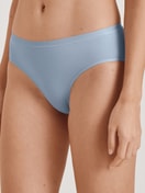 Damen-Model trägt Slip, regular cut aus Swiss+Cotton in Grau, Einfarbig aus Serie Natural Comfort von CALIDA, Vorderansicht