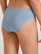 Damen-Model trägt Slip, regular cut aus Swiss+Cotton in Grau, Einfarbig aus Serie Natural Comfort von CALIDA, Rückansicht