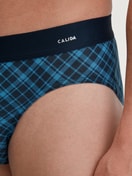 Herren-Model trägt Slip mit Softgummibund aus Baumwolle in Blau, Kariert aus Serie Cotton Code Design von CALIDA, Detail