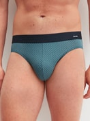 Herren-Model trägt Slip mit Softgummibund aus Baumwolle in Blau, Gemustert aus Serie Cotton Code Design von CALIDA, Vorderansicht