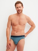 Herren-Model trägt Slip mit Softgummibund aus Baumwolle in Blau, Gemustert aus Serie Cotton Code Design von CALIDA, Outfit