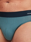 Herren-Model trägt Slip mit Softgummibund aus Baumwolle in Blau, Gemustert aus Serie Cotton Code Design von CALIDA, Detail