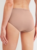 Damen-Model trägt Slip, high waist aus Baumwolle in Braun, Einfarbig aus Serie Natural Comfort von CALIDA, Rückansicht