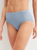 Damen-Model trägt Slip, high waist aus Swiss+Cotton in Grau, Einfarbig aus Serie Natural Comfort von CALIDA, Vorderansicht
