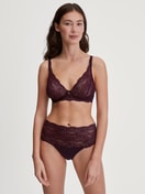 Damen-Model trägt Slip mit Spitzenbund, high waist aus Spitze in Rot, Spitze aus Serie Sensual Secrets von CALIDA, Outfit