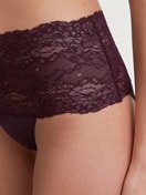 Damen-Model trägt Slip mit Spitzenbund, high waist aus Spitze in Rot, Spitze aus Serie Sensual Secrets von CALIDA, Detail