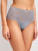 Le mannequin Femme porte le/la Slip taille haute avec bordures en dentelle en Dentelle de couleur Gris, Dentelle, de la série Sensual Secrets de CALIDA, Vue de face