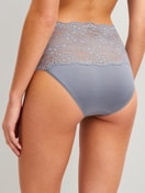 Le mannequin Femme porte le/la Slip taille haute avec bordures en dentelle en Dentelle de couleur Gris, Dentelle, de la série Sensual Secrets de CALIDA, Vue arrière