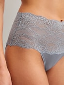Le mannequin Femme porte le/la Slip taille haute avec bordures en dentelle en Dentelle de couleur Gris, Dentelle, de la série Sensual Secrets de CALIDA, Détail