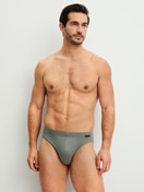 La modella / Il modello Uomo indossa Mini slip in Cotone di colore Verde, Tinta unita, della serie Evolution di CALIDA, Abbigliamento