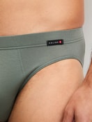 La modella / Il modello Uomo indossa Mini slip in Cotone di colore Verde, Tinta unita, della serie Evolution di CALIDA, Dettaglio