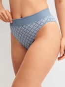 La modella / Il modello Donna indossa Slip, high waist in Cotone di colore Blu, A scacchi, della serie Elastic Trend di CALIDA, Vista frontale