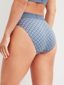 La modella / Il modello Donna indossa Slip, high waist in Cotone di colore Blu, A scacchi, della serie Elastic Trend di CALIDA, Vista posteriore