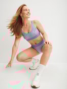 La modella / Il modello Donna indossa Slip, high waist in Cotone di colore Blu, A scacchi, della serie Elastic Trend di CALIDA, Immagine aggiuntiva