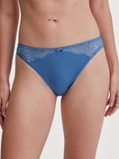 Damen-Model trägt Slip, regular cut aus Spitze in Blau, Spitze aus Serie Sensual Secrets von CALIDA, Vorderansicht