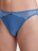 Damen-Model trägt Slip, regular cut aus Spitze in Blau, Spitze aus Serie Sensual Secrets von CALIDA, Detail