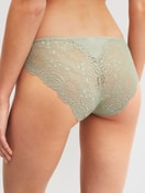 La modella / Il modello Donna indossa Slip in Viscosa di colore Verde, Pizzo, della serie Sensual Secrets di CALIDA, Vista posteriore