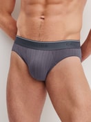 Herren-Model trägt Mini-Slip, Elastikbund aus Baumwolle in Grau, Einfarbig aus Serie Pure & Style von CALIDA, Vorderansicht