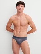 Herren-Model trägt Mini-Slip, Elastikbund aus Baumwolle in Grau, Einfarbig aus Serie Pure & Style von CALIDA, Outfit