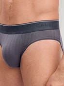 Herren-Model trägt Mini-Slip, Elastikbund aus Baumwolle in Grau, Einfarbig aus Serie Pure & Style von CALIDA, Detail