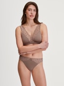 Damen-Model trägt Slip, regular cut aus Modal in Braun, Spitze aus Serie Modal Sense von CALIDA, Outfit