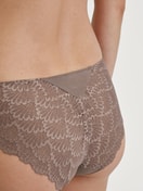 Damen-Model trägt Slip, regular cut aus Modal in Braun, Spitze aus Serie Modal Sense von CALIDA, Detail