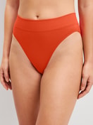 Damen-Model trägt Slip mit Softbund, high waist aus Baumwolle in Rot, Einfarbig aus Serie Elastic von CALIDA, Vorderansicht