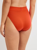 Damen-Model trägt Slip mit Softbund, high waist aus Baumwolle in Rot, Einfarbig aus Serie Elastic von CALIDA, Rückansicht