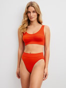 Damen-Model trägt Slip mit Softbund, high waist aus Baumwolle in Rot, Einfarbig aus Serie Elastic von CALIDA, Outfit
