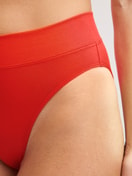 Damen-Model trägt Slip mit Softbund, high waist aus Baumwolle in Rot, Einfarbig aus Serie Elastic von CALIDA, Detail