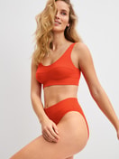 Damen-Model trägt Slip mit Softbund, high waist aus Baumwolle in Rot, Einfarbig aus Serie Elastic von CALIDA, Zusatzbild