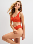 Damen-Model trägt Slip mit Softbund, high waist aus Baumwolle in Rot, Einfarbig aus Serie Elastic von CALIDA, Zusatzbild