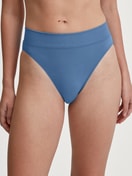 Damen-Model trägt Slip mit Softbund, high waist aus Baumwolle in Blau, Einfarbig aus Serie Elastic von CALIDA, Vorderansicht