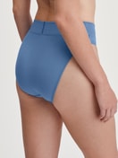 Damen-Model trägt Slip mit Softbund, high waist aus Baumwolle in Blau, Einfarbig aus Serie Elastic von CALIDA, Rückansicht
